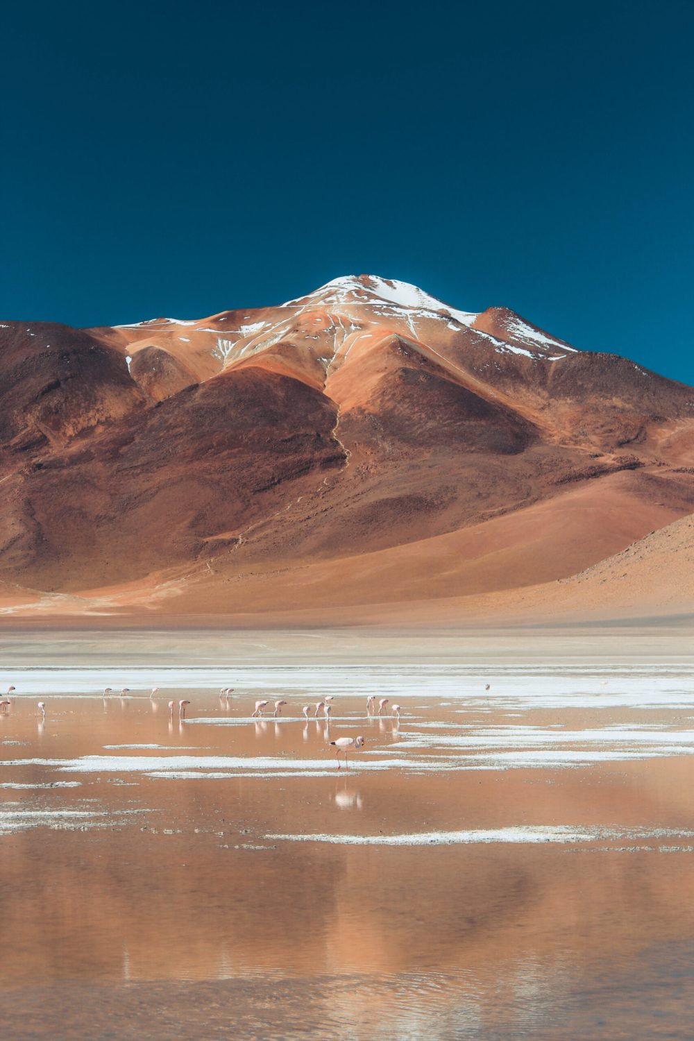 foto-ampla-de-uma-montanha-e-um-corpo-d-agua-no-deserto-em-um-dia-ensolarado